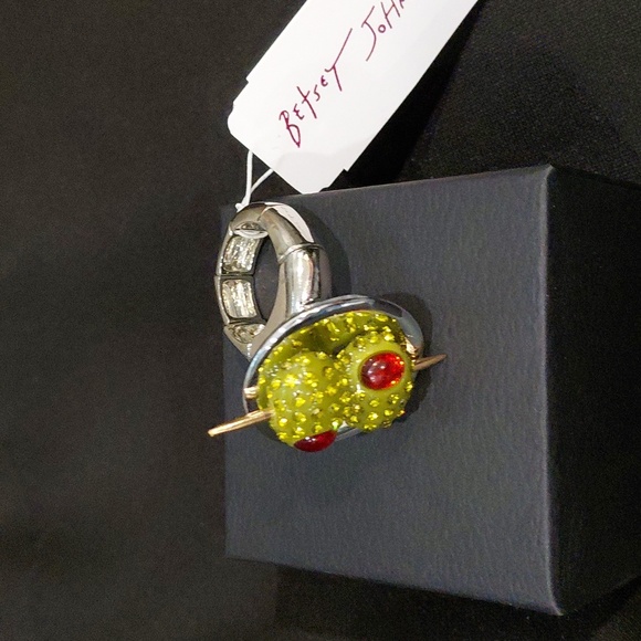 BETSEY JOHNSON OLIVE STRETCH RING - Picture 3 of 6